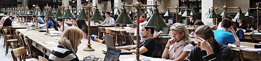 Studierende beim Lernen in der Bibliothek im Hauptgebäude der Uni Wien